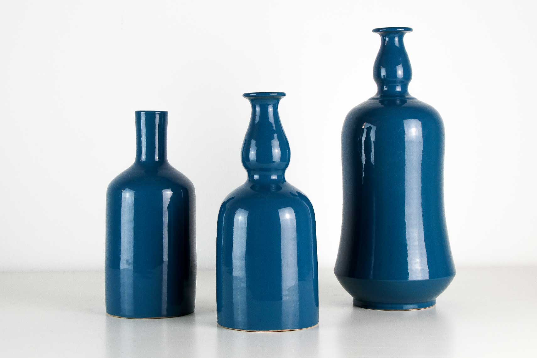 Tris bottiglie blu ottanio